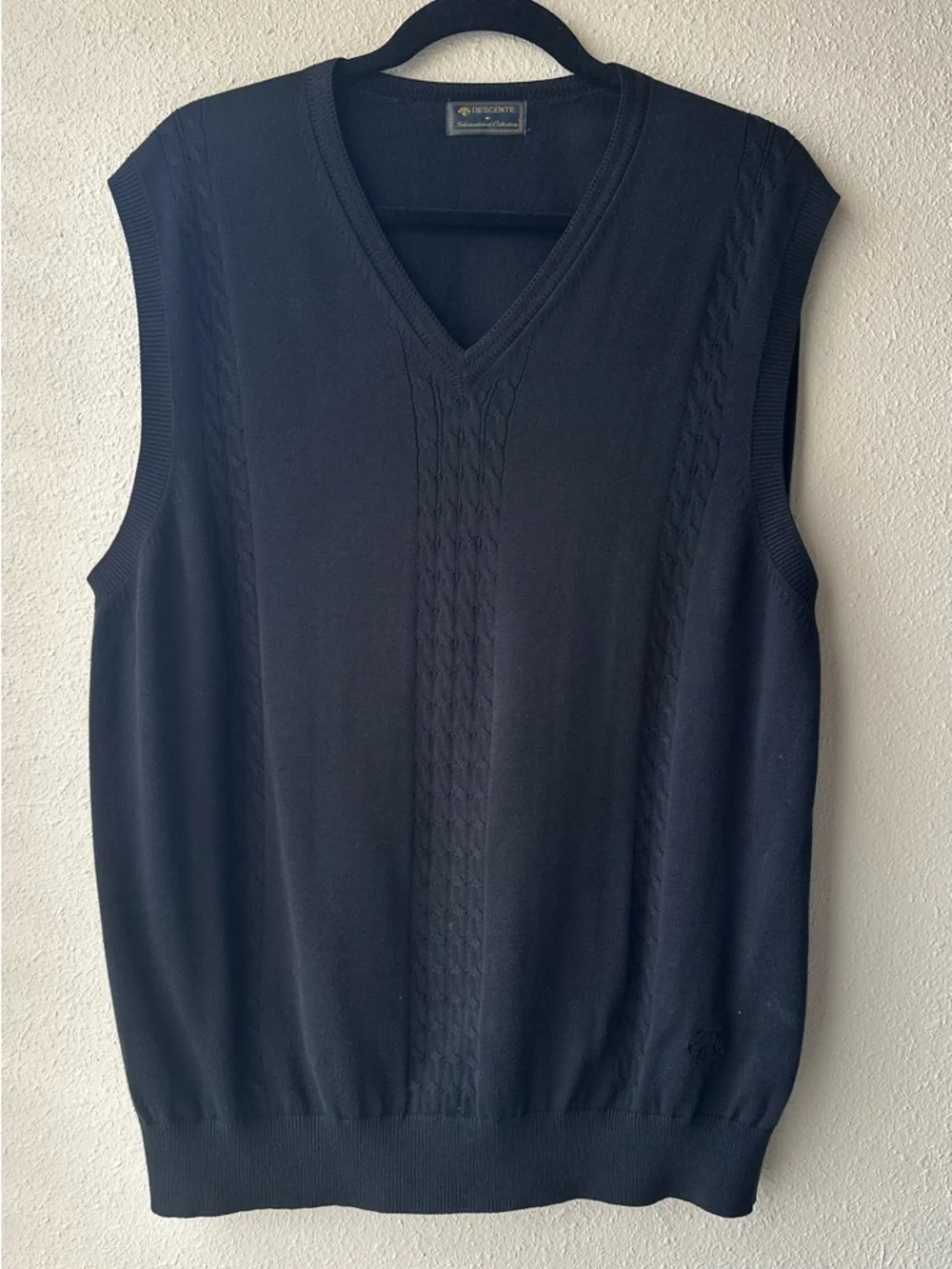Vintage Descente International Collection Men's Black Cable Knit V-Neck Sweater